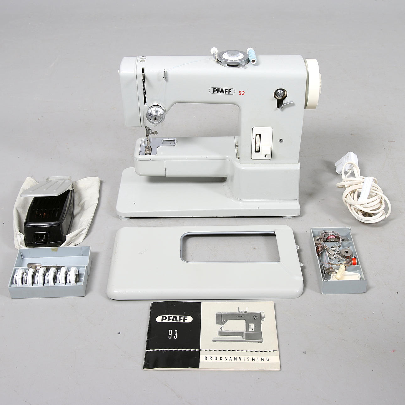 SYSMASKIN med VÄSKA samt TILLBEHÖR, "Pfaff 93", 1950-tal.