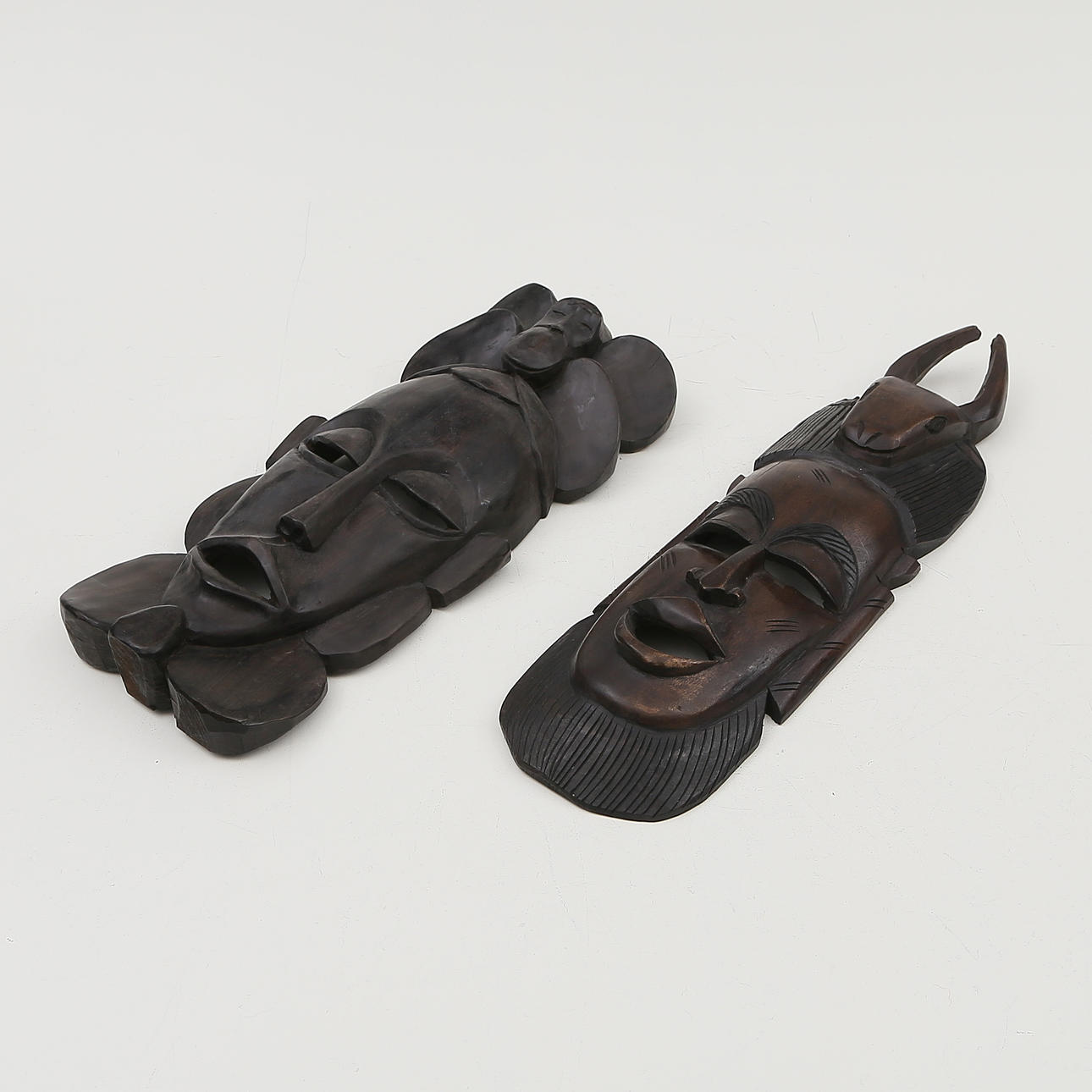 DEKORATIVE MASKER, 2 stk, træ, Afrika, 1900-tallet.