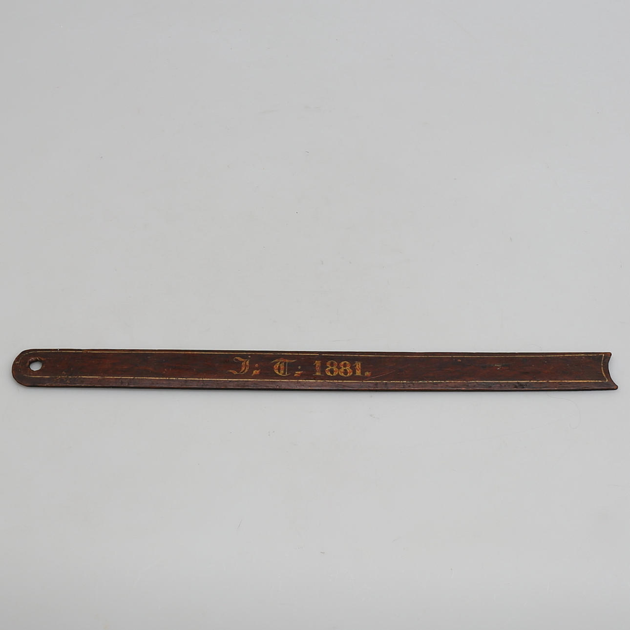 VÄVSTICKA. Bemålat trä. Daterad 1881. J. T.