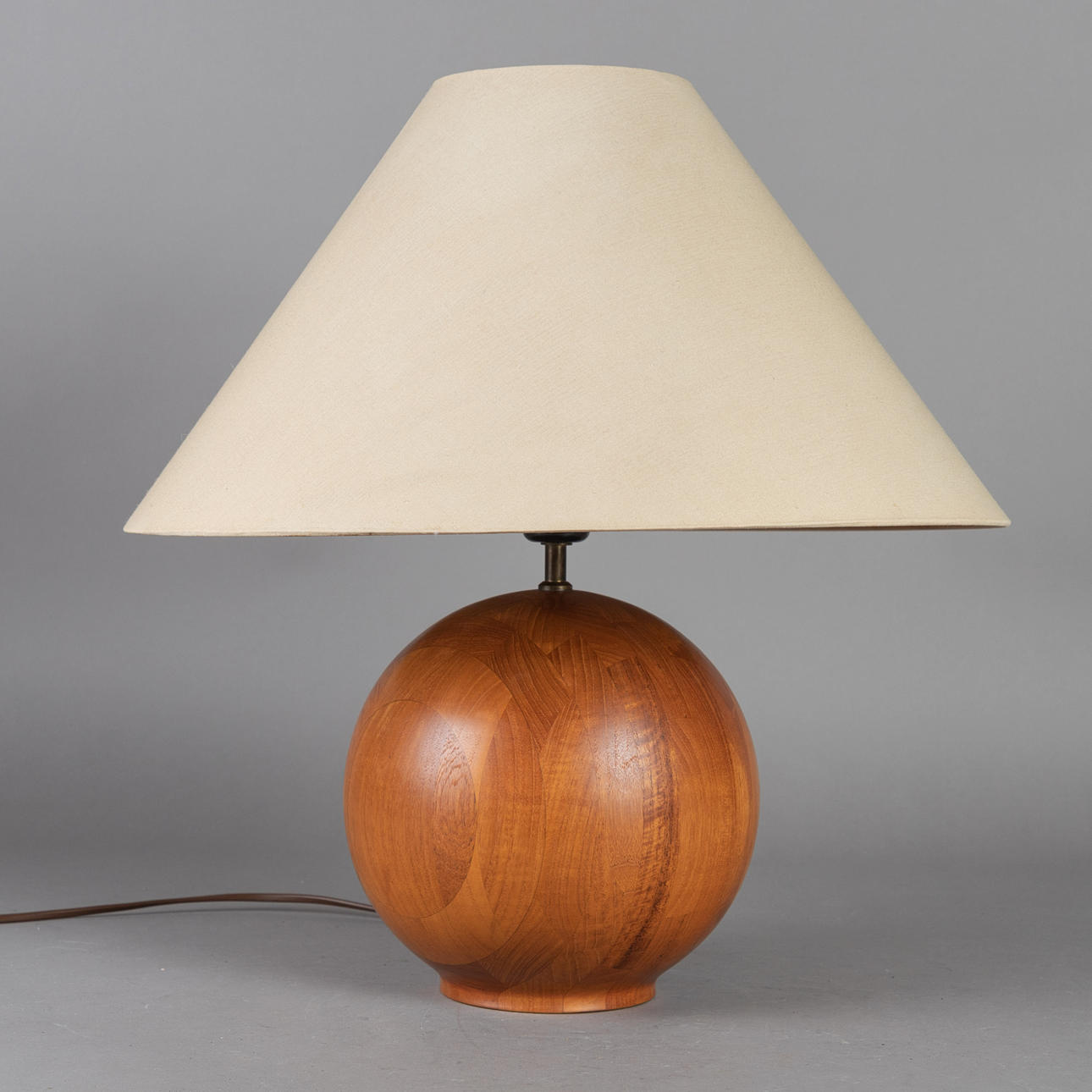 bordslampa med trä boll bas.