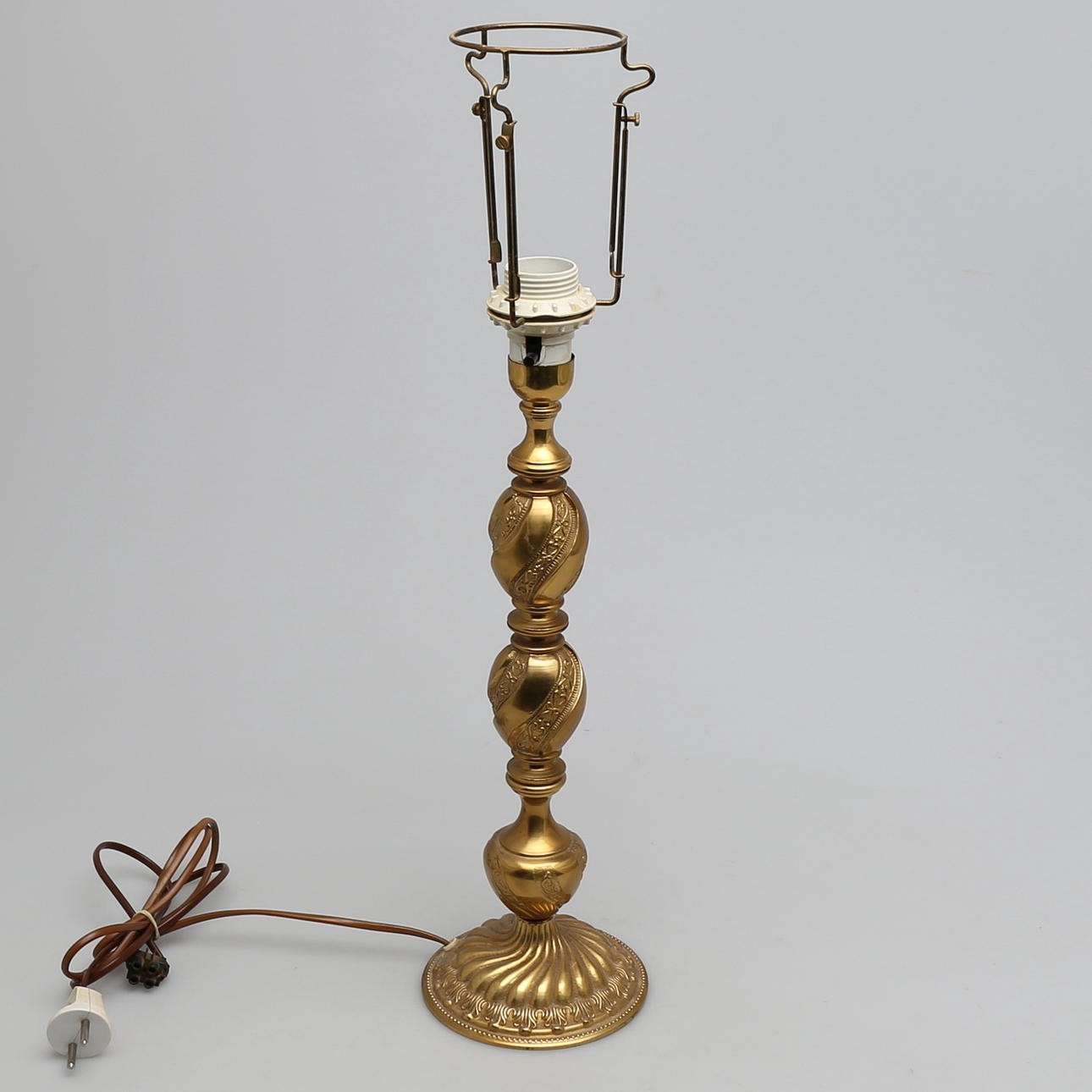 BORDSLAMPA. Mässing. Kenbro belysning. 1900-talets andra hälft.