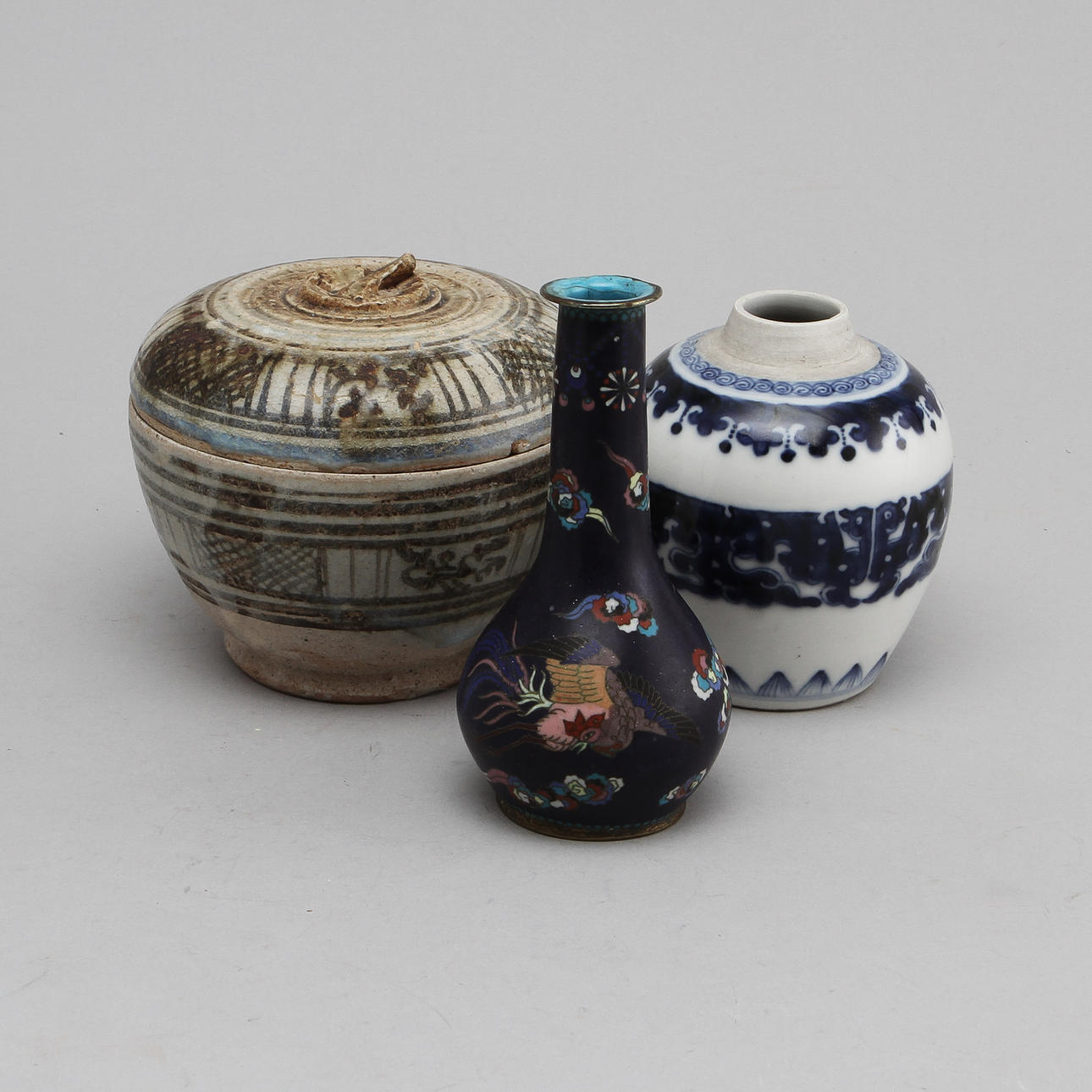 BOJAN, LOCKDOSA samt VAS, Kina, keramik samt cloisonné, 1400/1500-tal samt 1700/1800-tal.