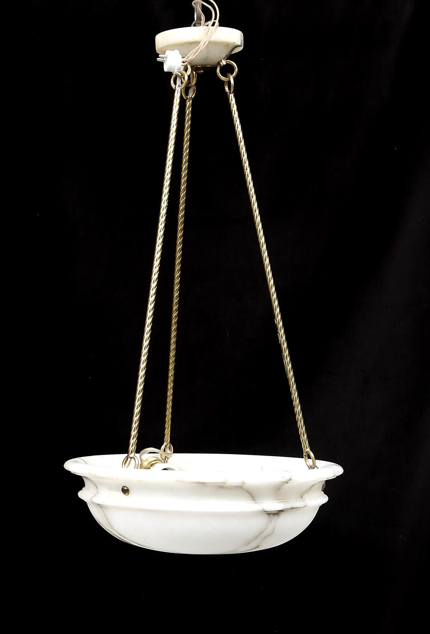 TAKAMPEL, alabaster och mässing, omkring 1900, höjd ca. 70 cm.