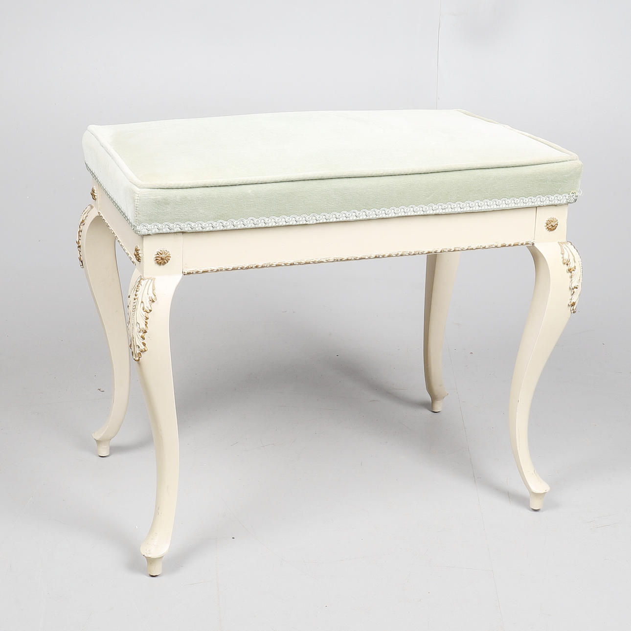 EN FRANSK STIL MALERET DRESSING SKAMMEL.