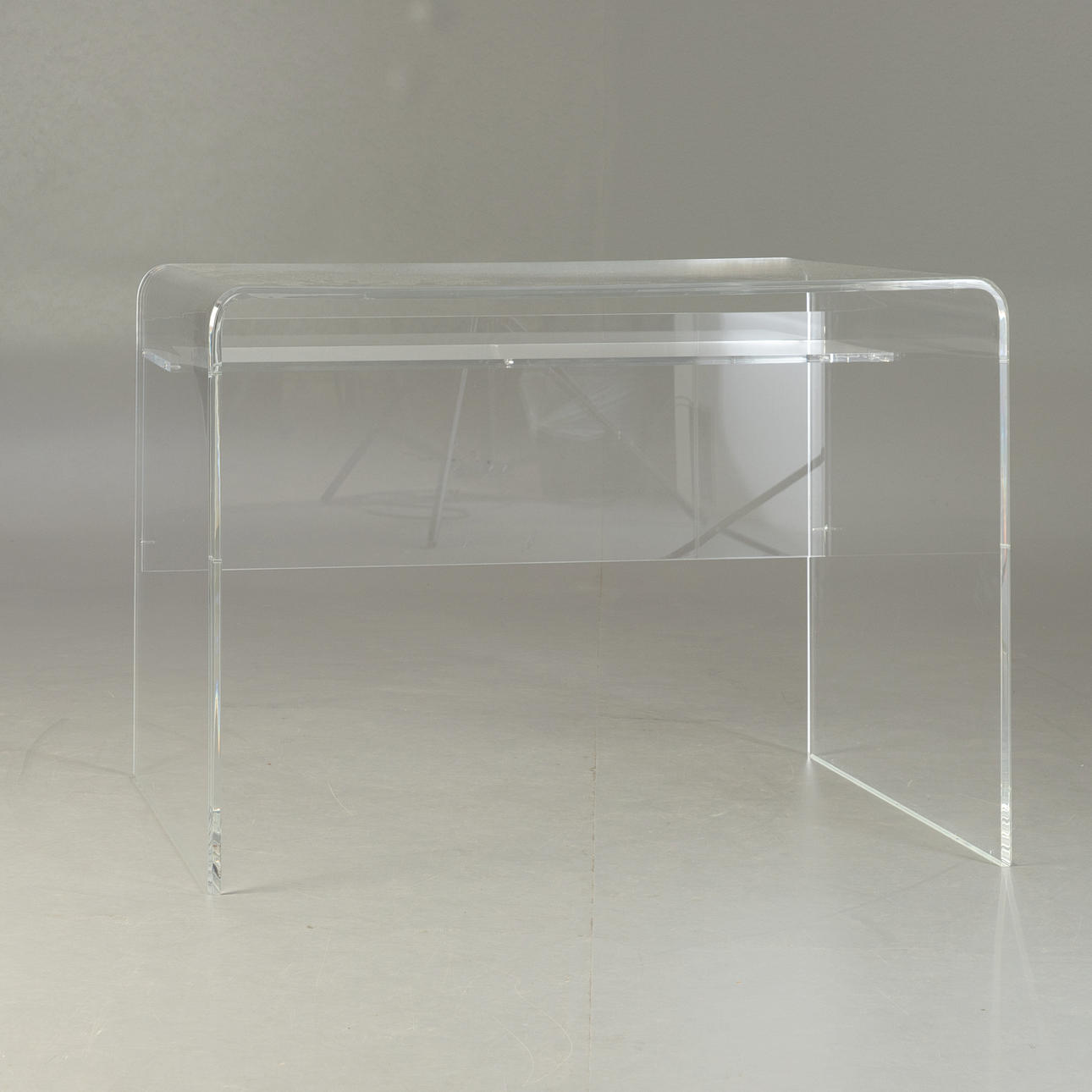 Acrylglas-Schreibtisch.