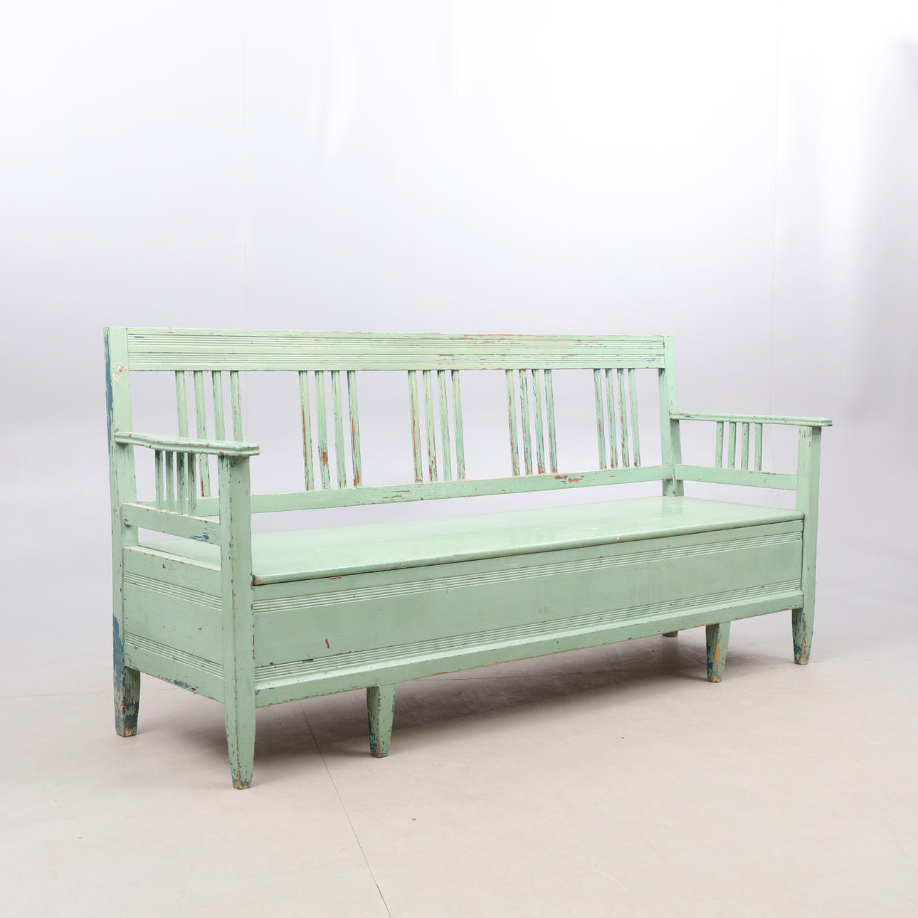 SOHVA, säilytystilalla, 1900-luvun alku.