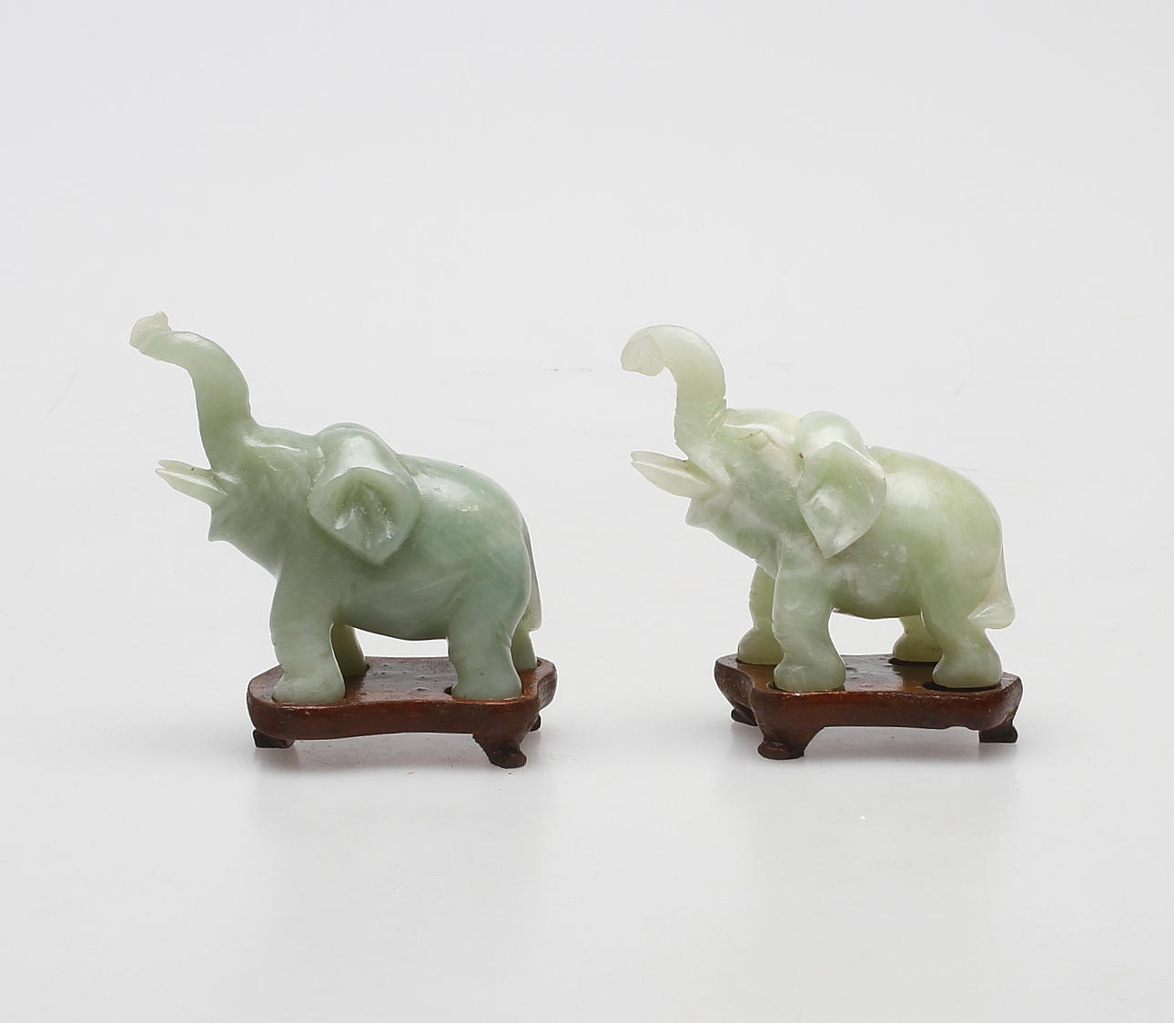 FIGURINER, 2 st. Möjligen jade, Kina, 1900-tal.