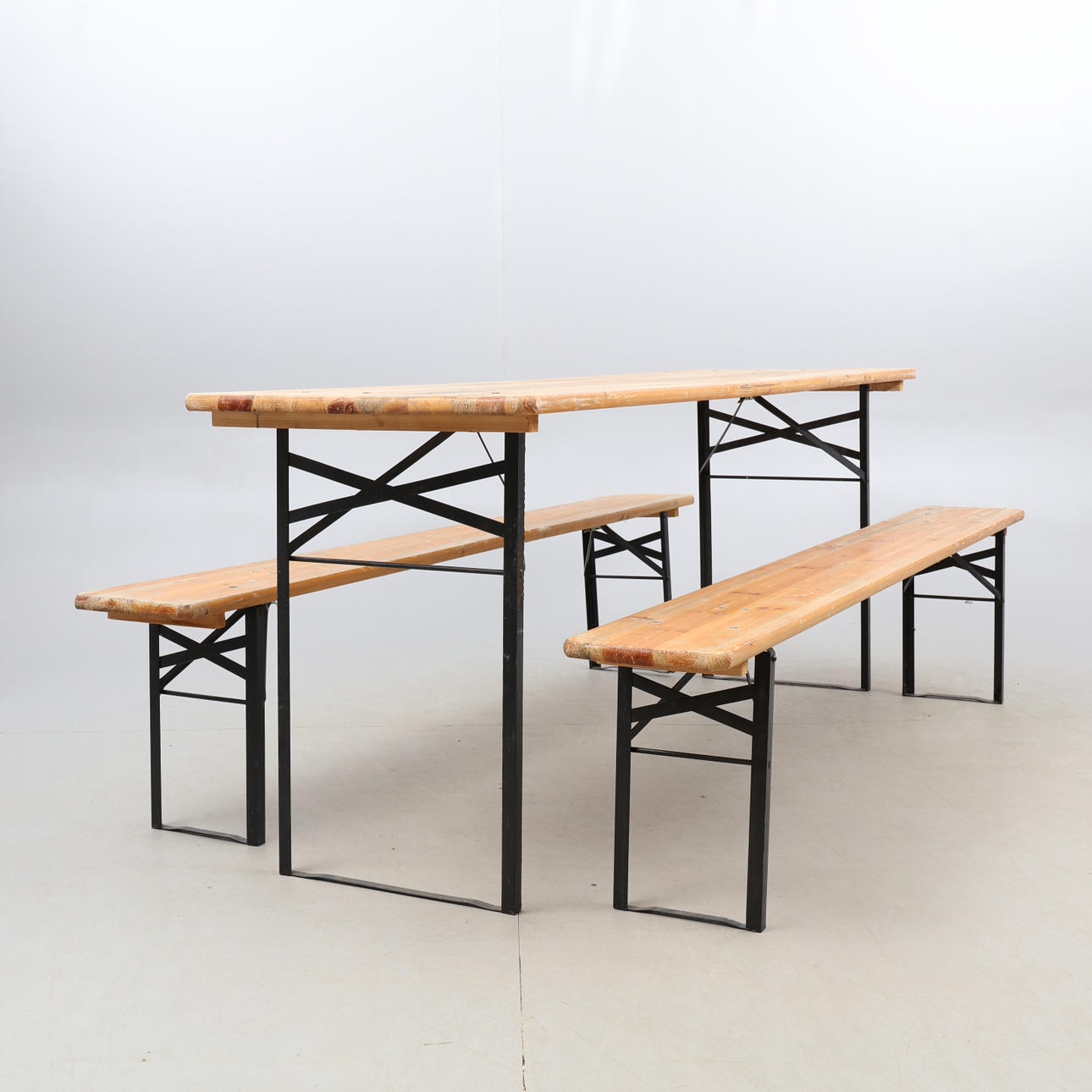 HOPFÄLLBART TRÄDGÅRDSBORD MED 2 BÄNKAR.