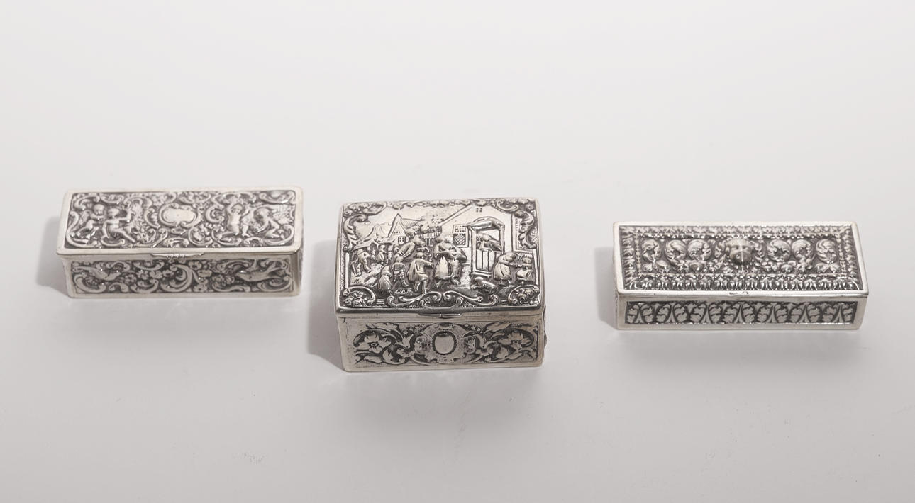 PILLERBOXAR, tre st, stansat silver, 322 g.