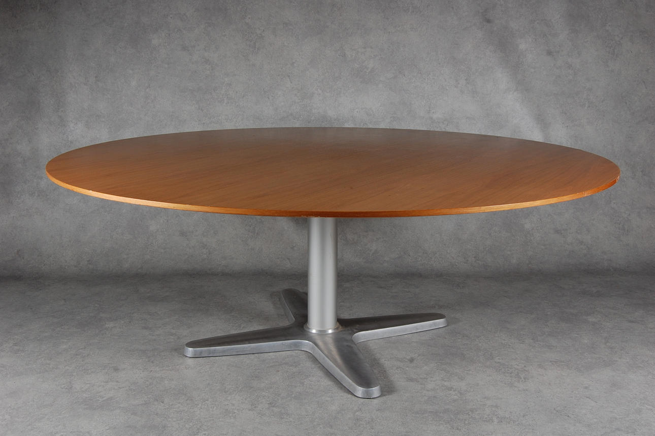 STORT BORD, Lammhults Möbler, plats för 12 personer, diameter 2 m.