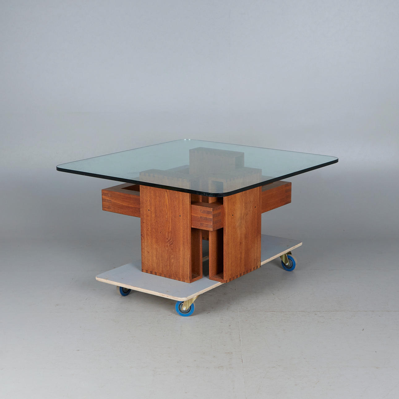Tisch / Couchtisch, Holz, Glas.