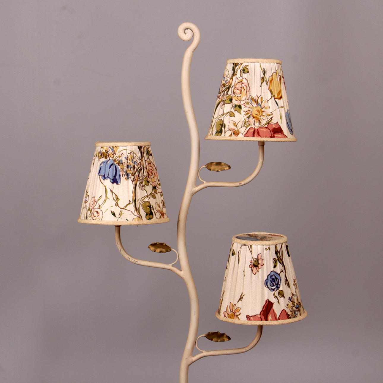 GOLVLAMPA, smide, 3-armad, dekor av förgyllda löv, 1900-talets mitt.