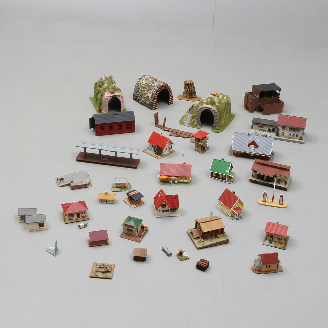 MODELLTÅG och DINKY TOYS Tillbehör i form av byggnader, tunnlar med mera. Fabrikat Pola. Faller med mera.