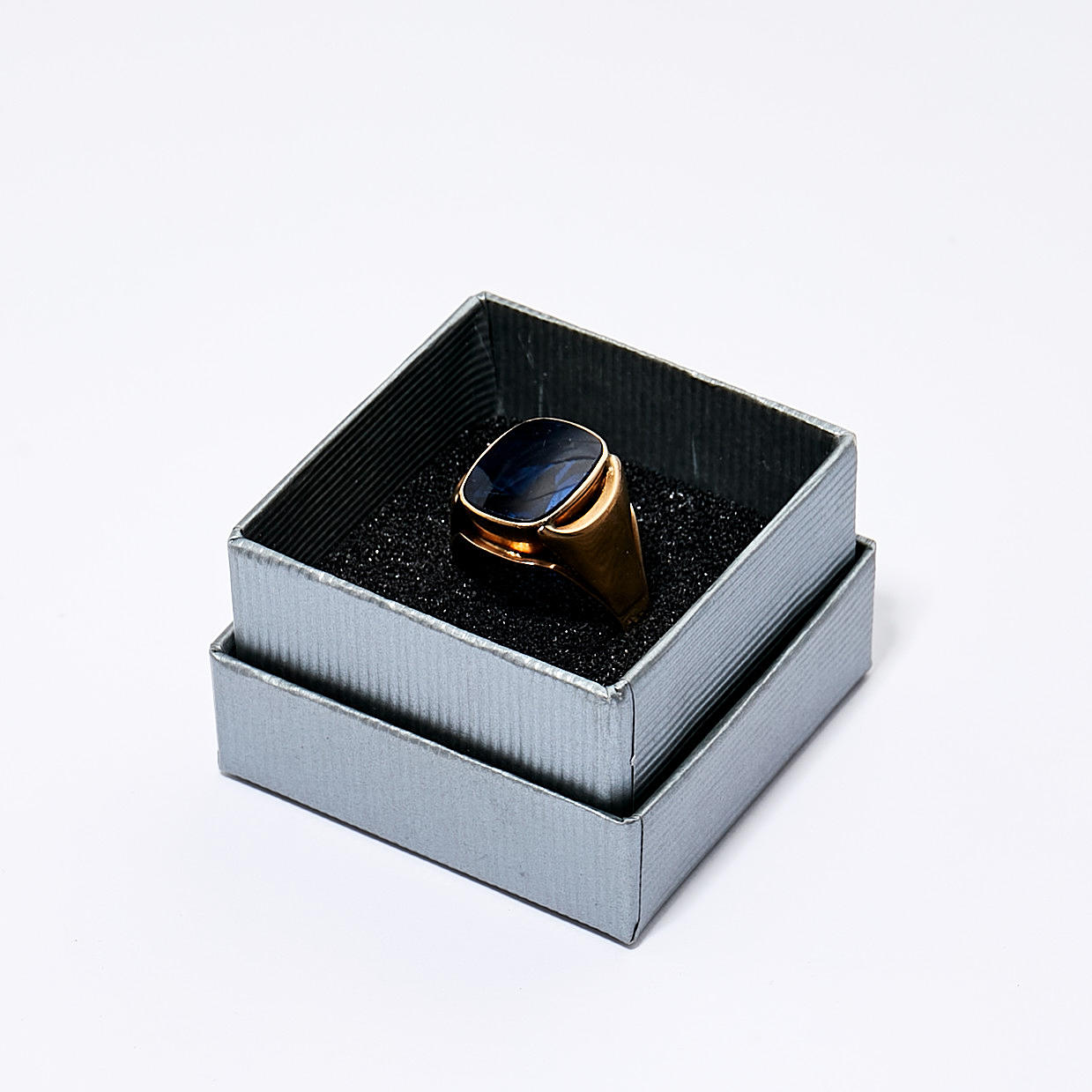 RING, 14k guld, syntetisk blå sten, Finland.