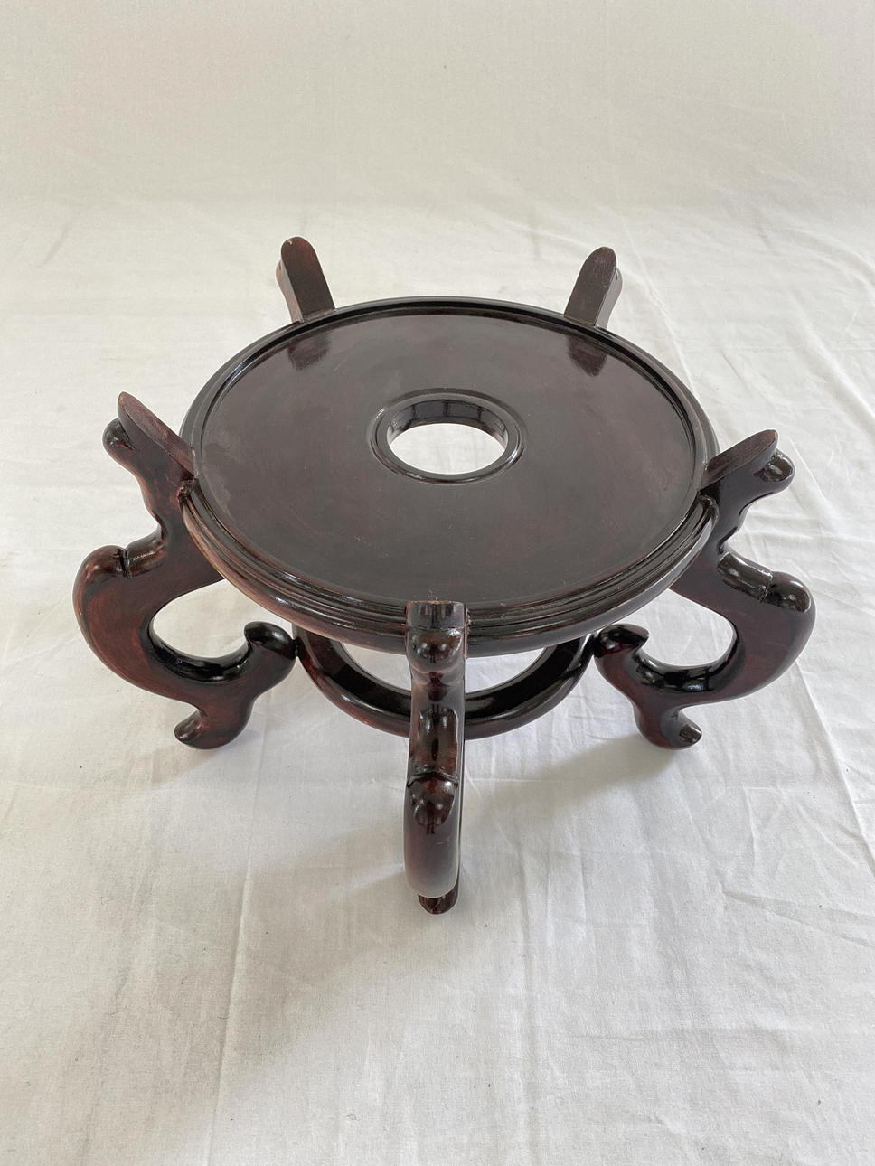 - BLUMENHOCKER - China, 20. Jh., Holz, lackiert.