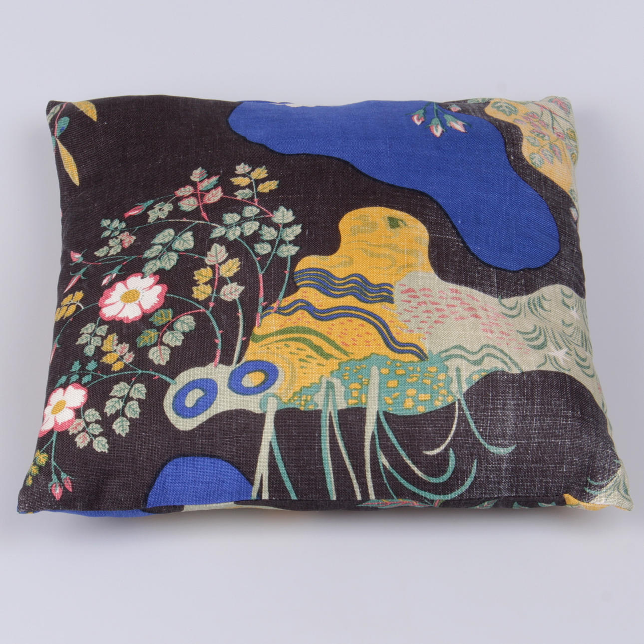 KUDDE, med tyget "Anakreon", formgivet av Josef Frank.