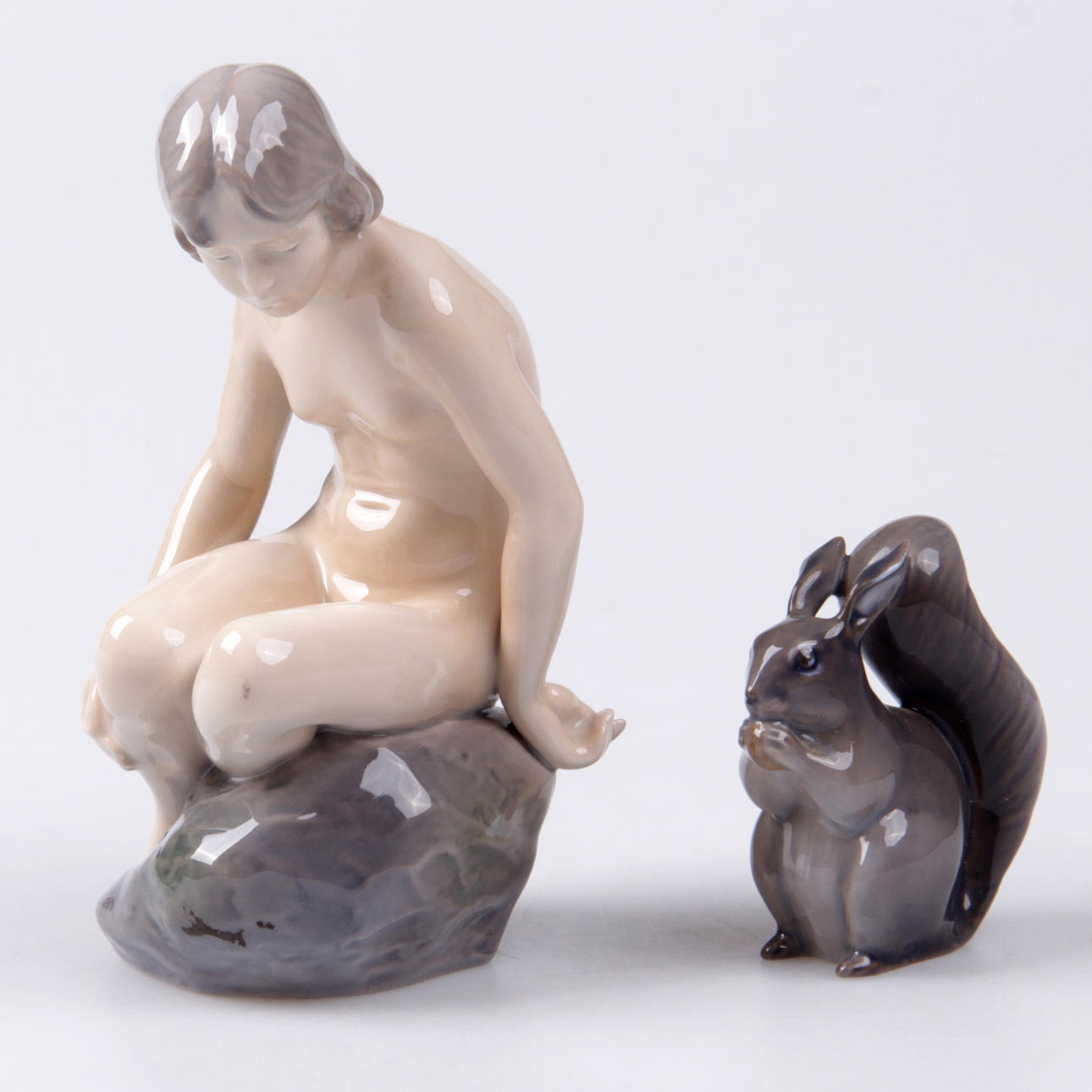 FIGURINER, 2 st. Ekorre samt sittandes kvinna, Royal Copenhagen, Danmark.