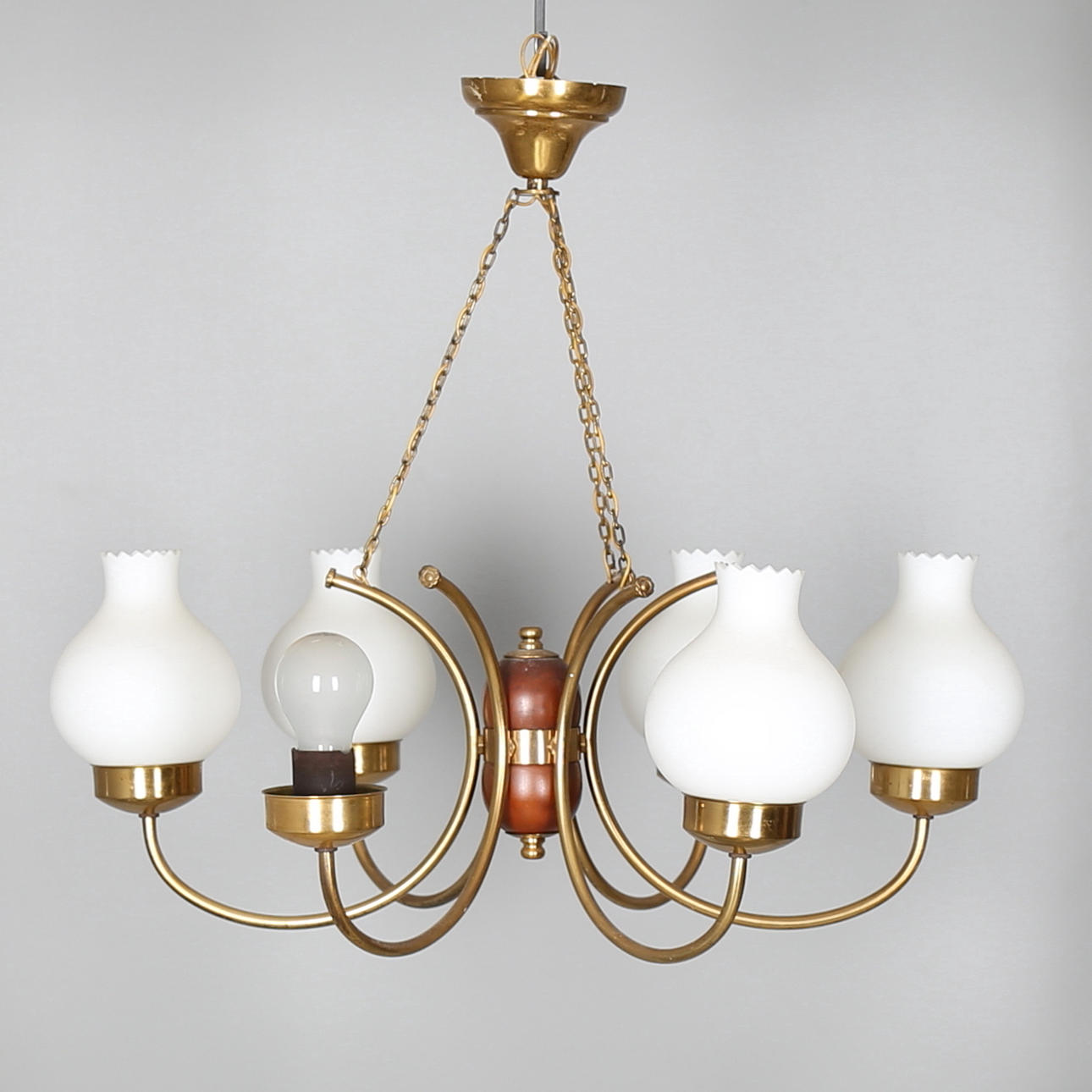 TAKLAMPA i trä och mässing. 1900-talets senare del.