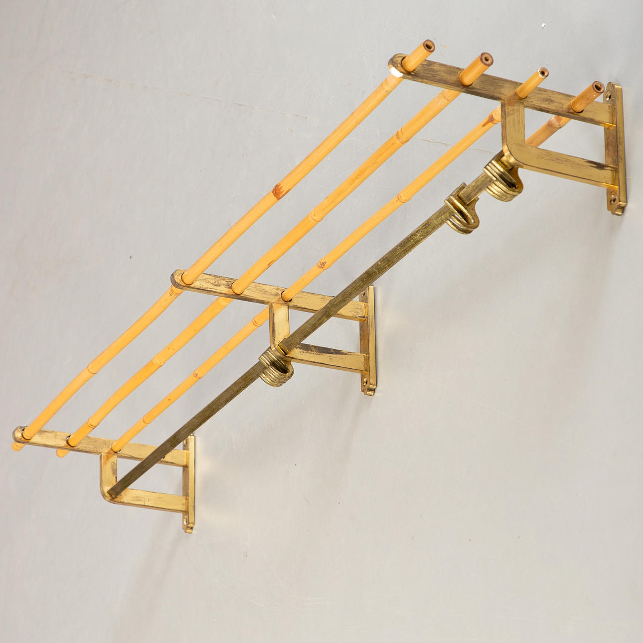 Garderobe med hattehylde af messing og bambus.