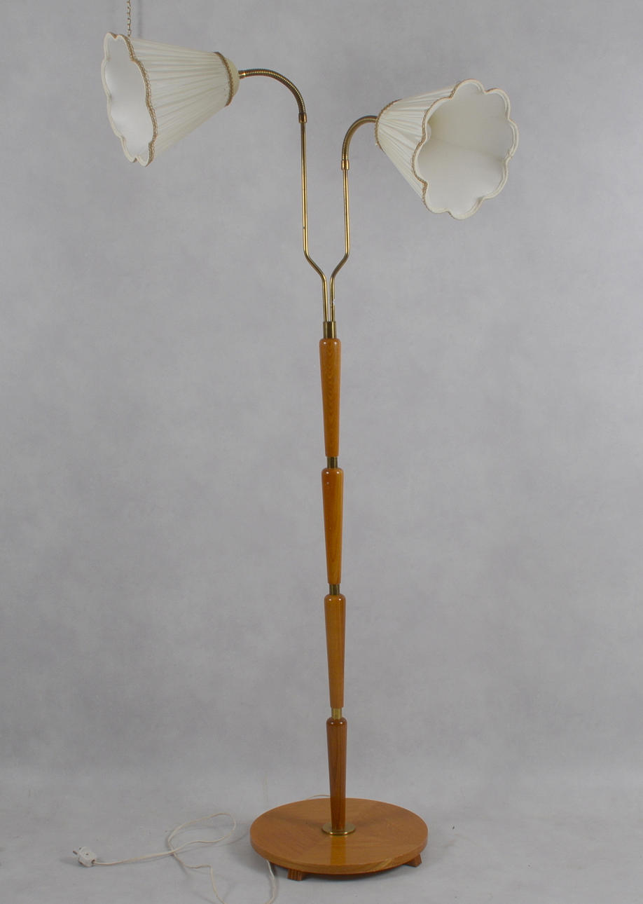 GOLVLAMPA ,med två ljuspunkter.