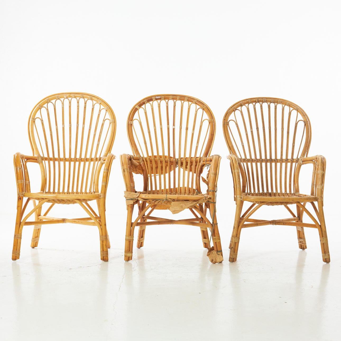 KORGSTOLAR, 3 st, 1900-tal, flätad rotting.