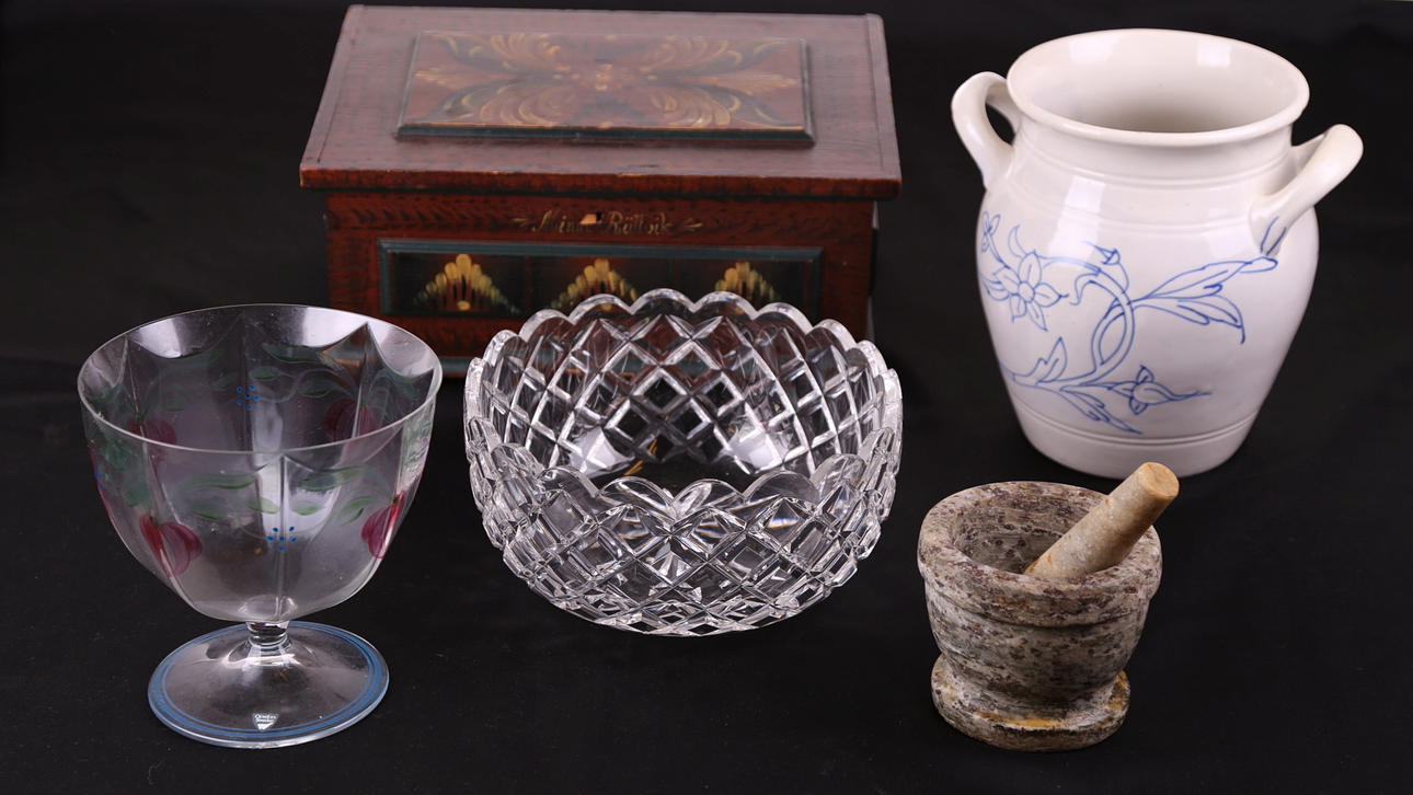 DIVERSE FÖREMÅL, 5 st, glasskålar , träskrin, syltkruka Rörstrand, stenmortel.