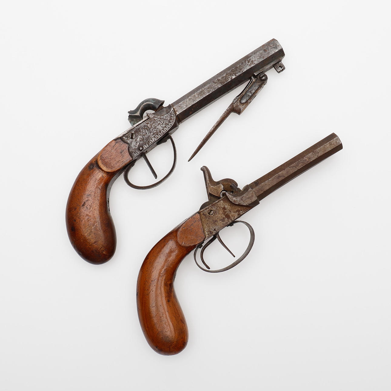 2 MEDFARNA SLAGLÅSPISTOLER, omkring 1850.