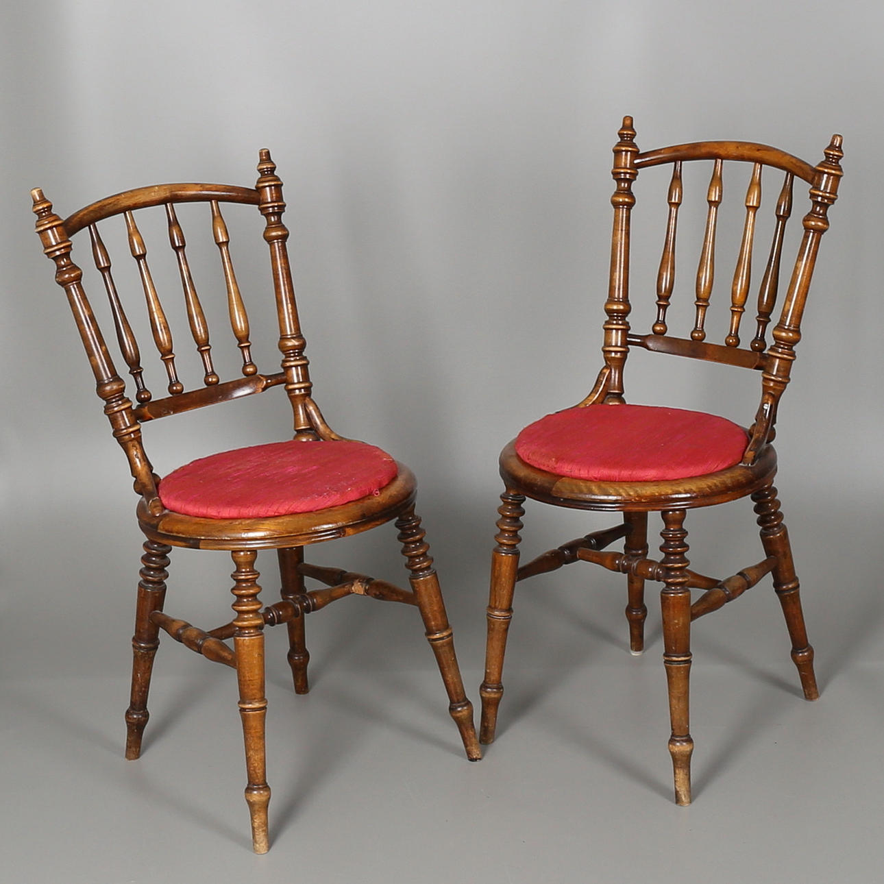 KÖKSSTOLAR i trä. 2 st. 1900-tal.