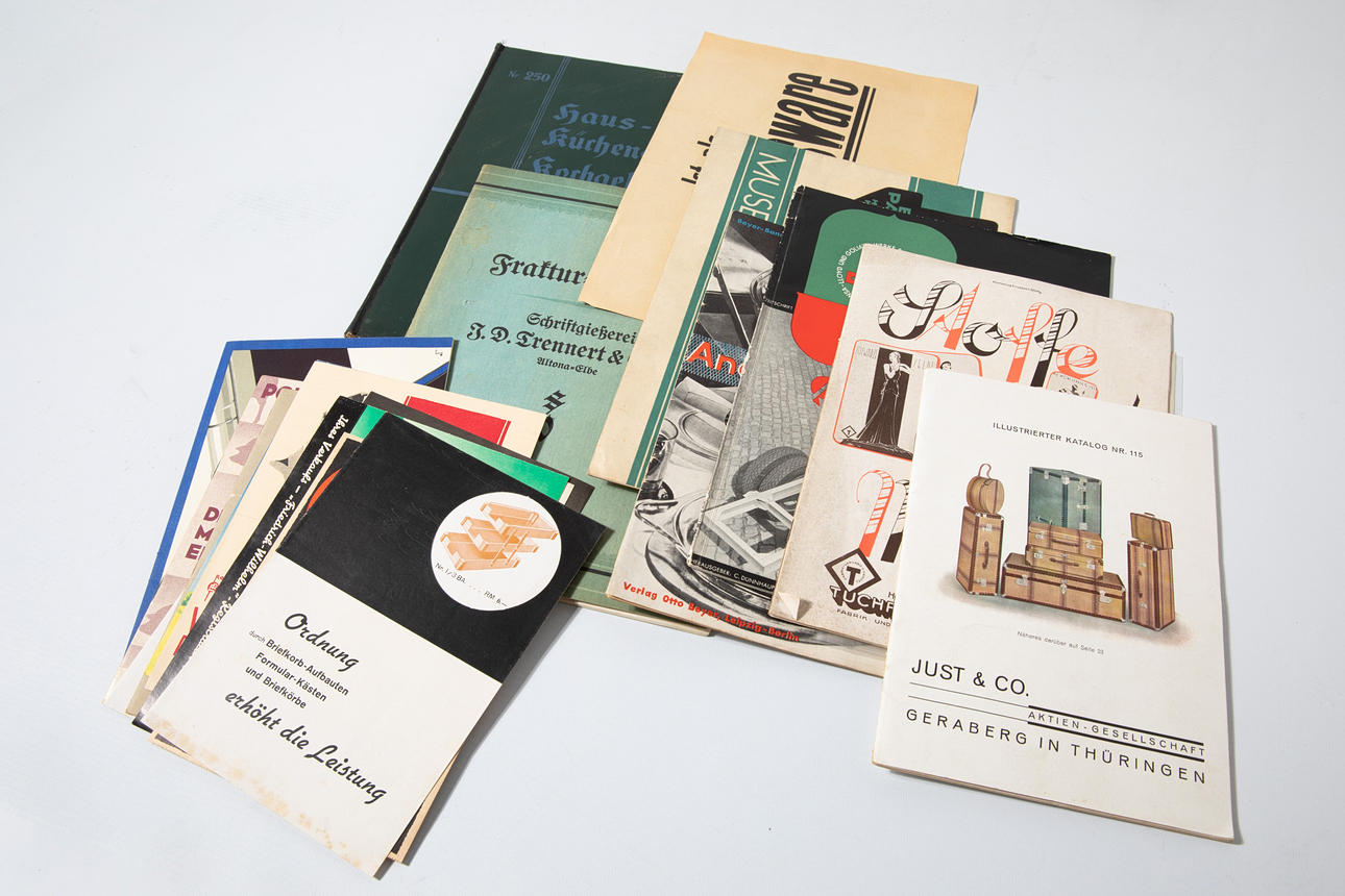 Catalogs 20/30s (approx. 35) (30-133).