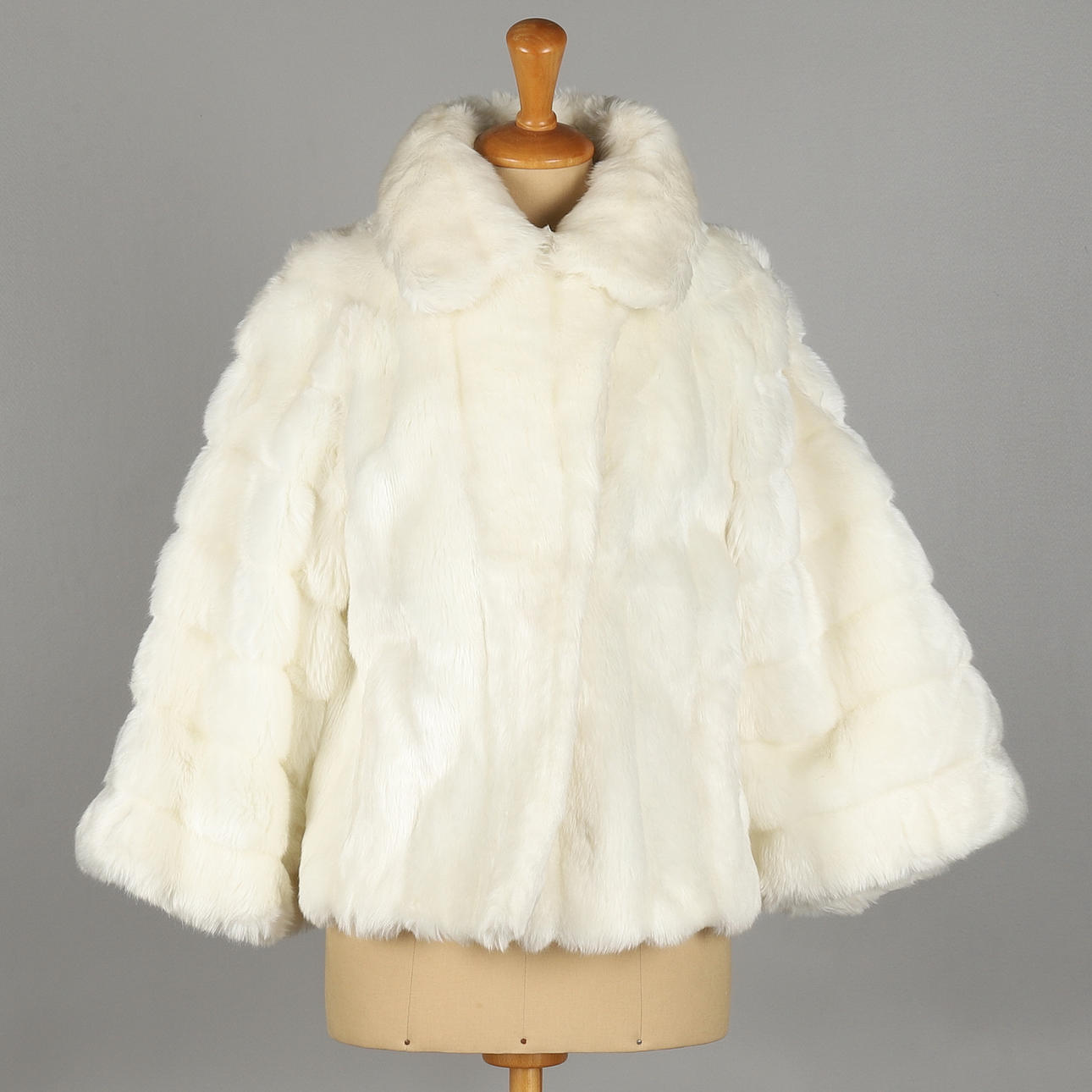 ASTRAKANIN VALKOINEN tekoturkis.