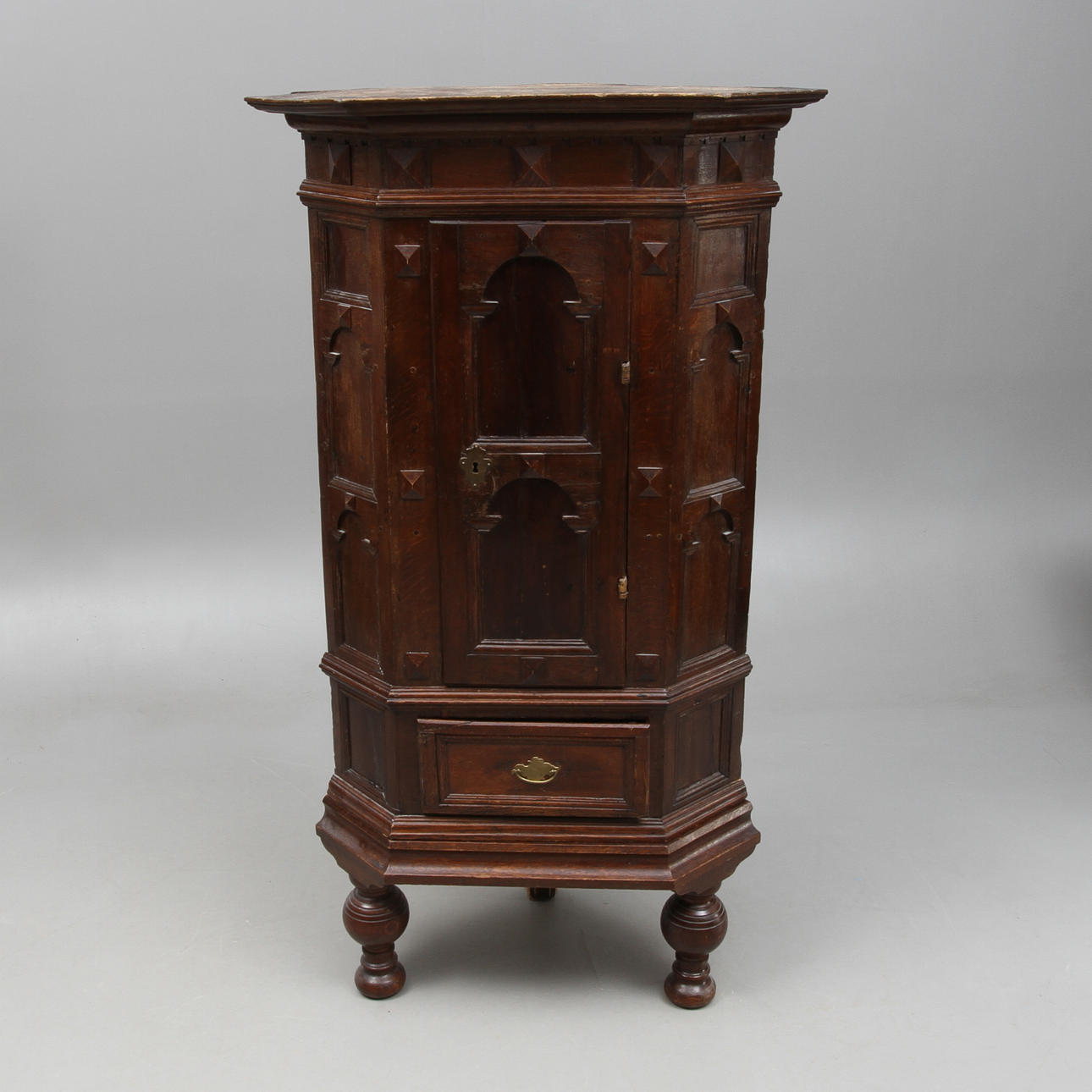 HÖRNSKÅP, på benställning, barock, 1700-tal.