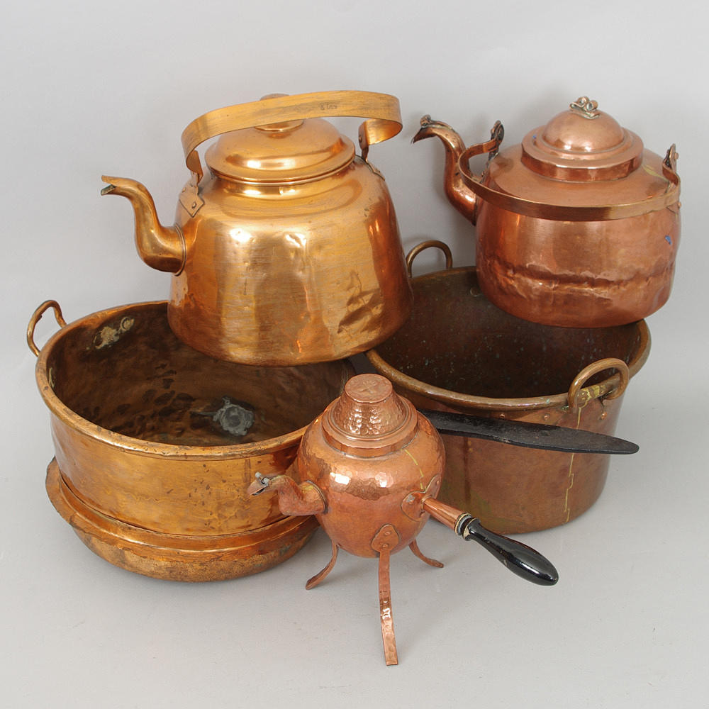 3 KITTLAR SAMT 2 GRYTOR, koppar, 1800/1900-tal.