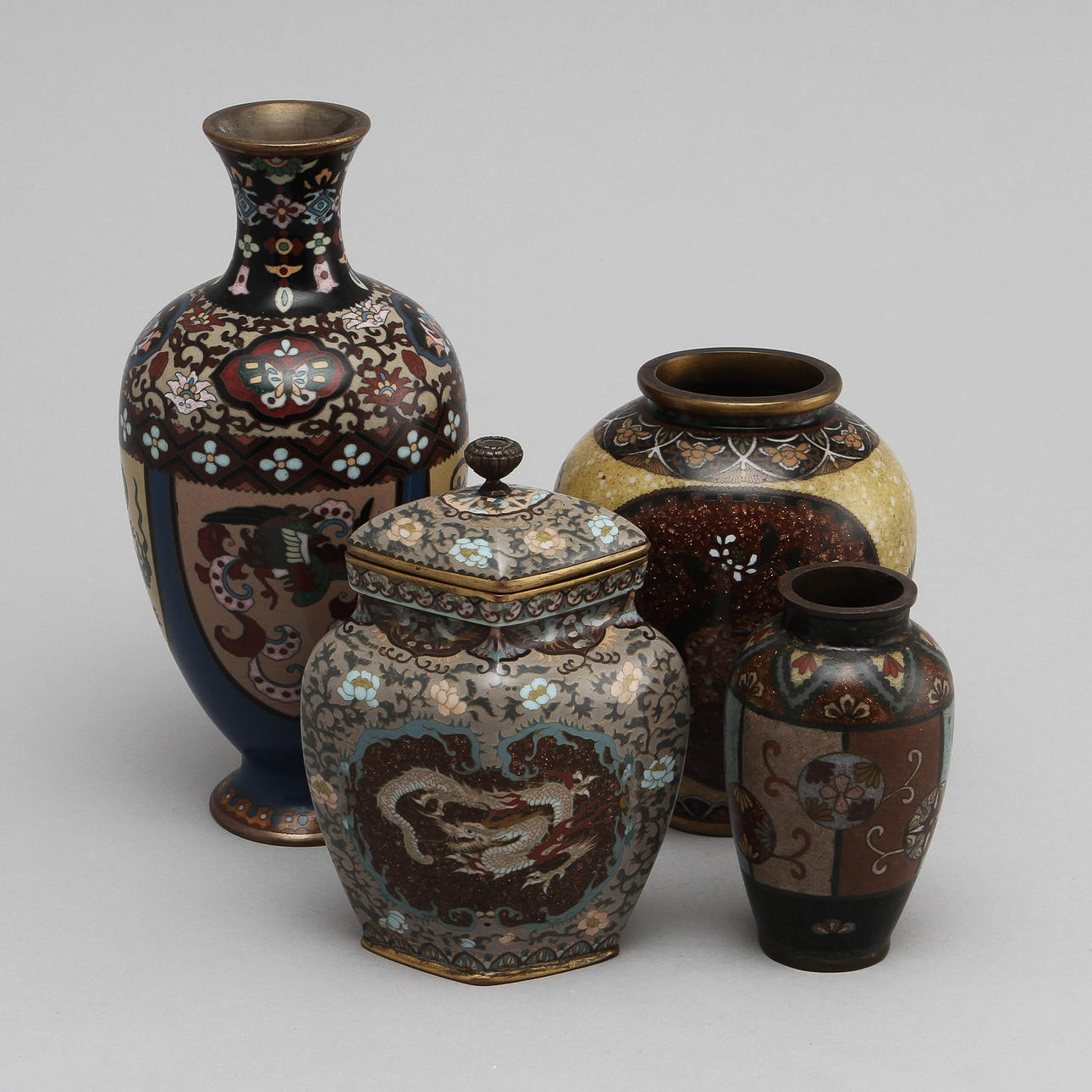 VASER, 3 st, samt LOCKURNA, cloisonné, Japan, 1800/1900-tal.