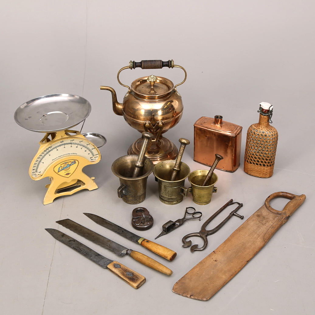 DIVERSE FÖREMÅL, 14 st, 1800-/1900-tal, hushållsvåg Lindells, samovar, 3 mortlar, kopparplunta, knivar, skäkteträ, mm.
