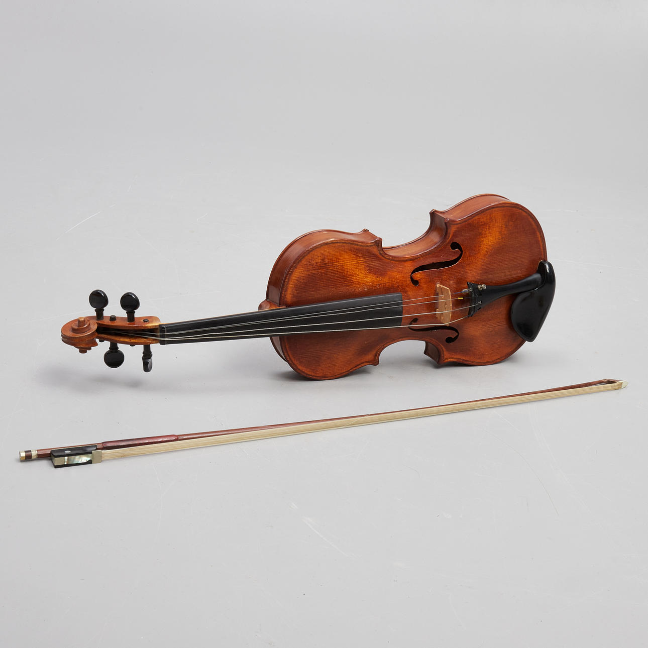 FIOL med stråke och låda. Samlarföremål - Musikinstrument - Auctionet