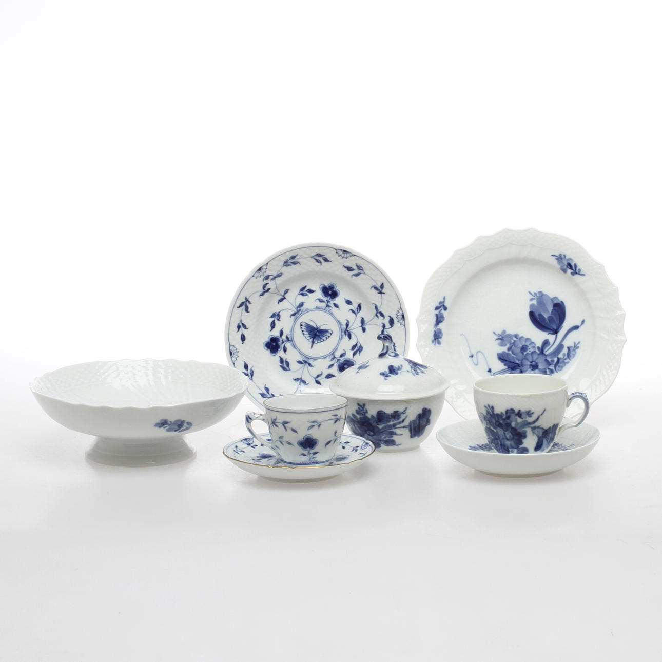 SERVISDELAR, 6 delar "Butterfly Dickens" Bing & Gröndahl samt ca 12 delar "Blå blomst" Royal Copenhagen.
