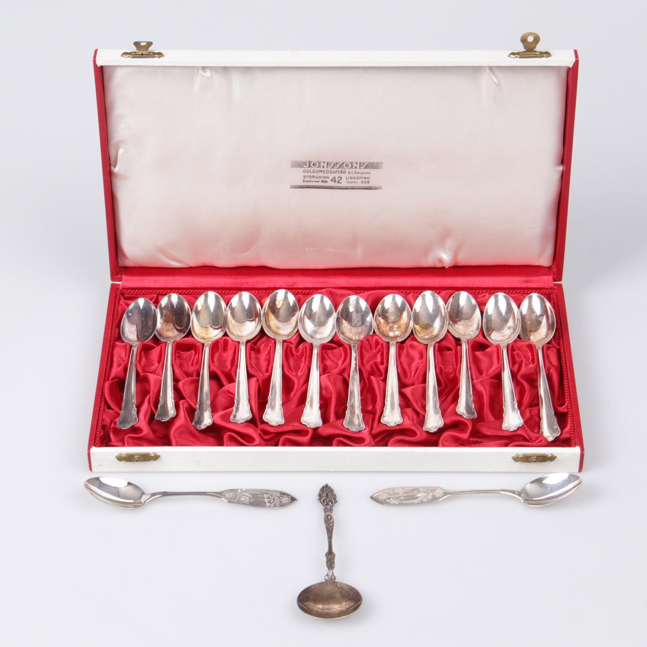 KAFFESKEDAR, 12 (+3) st. silver, "Ingrid", GAB, Stockholm, 1940-tal.