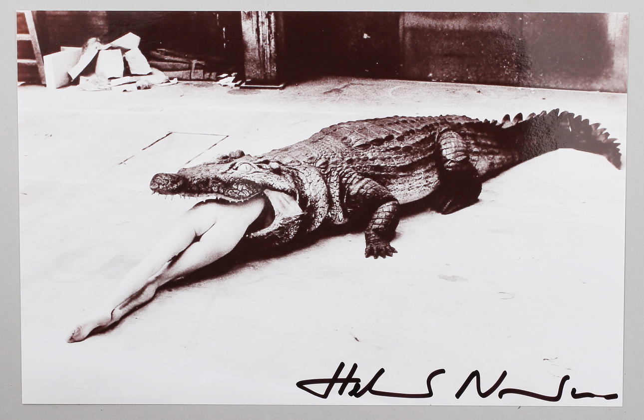 HELMUT NEWTON (1920-2004). "Cocodrilo comiendo bailarina".