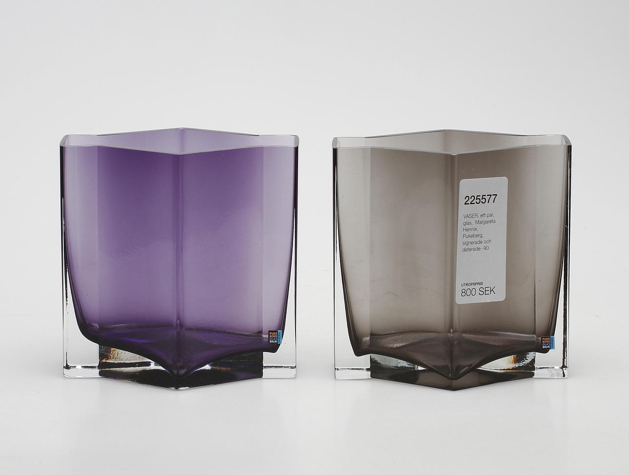 VASER, ett par, glas, Margareta Hennix, Pukeberg, signerade och daterade -90.