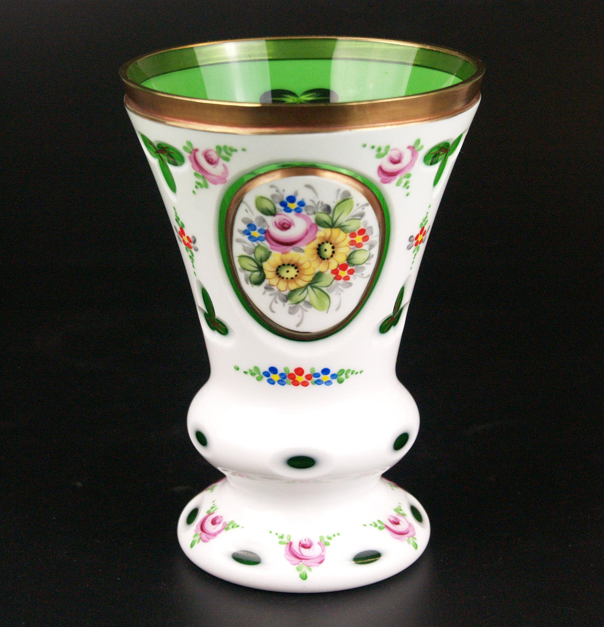 VASE - BÖHMEN, grünes Glas mit Milchglas-Überfang.