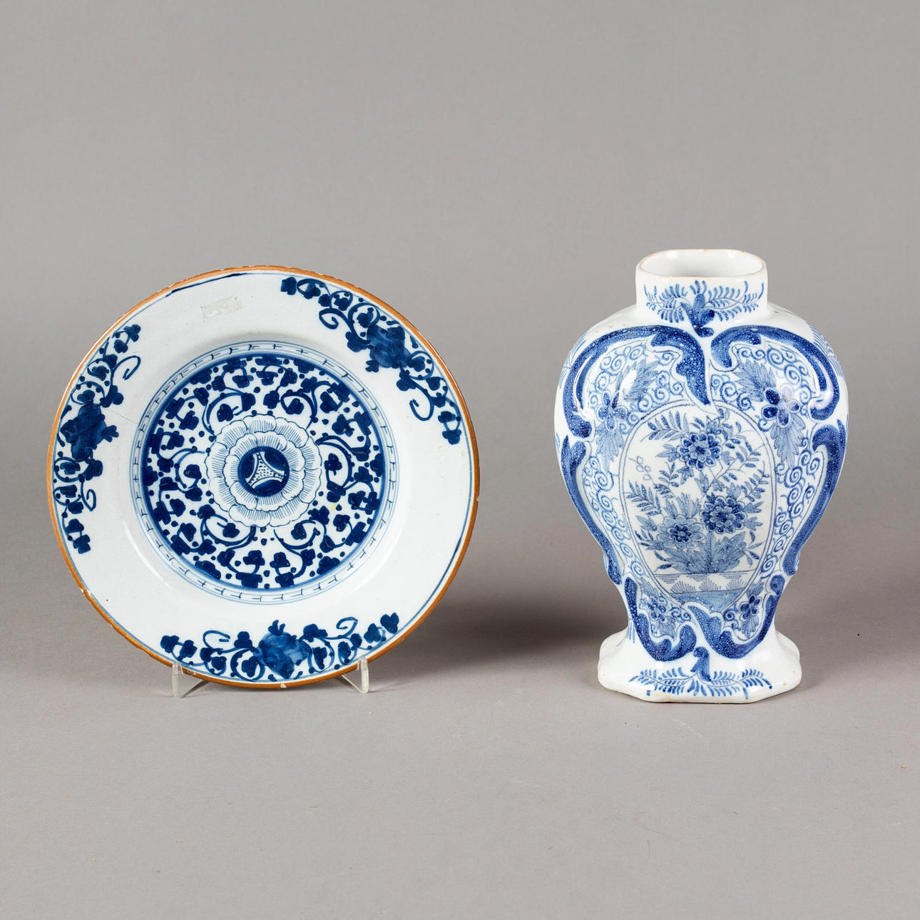 ADRIAN PYNACKER. Delft, vase and small plate, Holland, 17th/18th century (2).