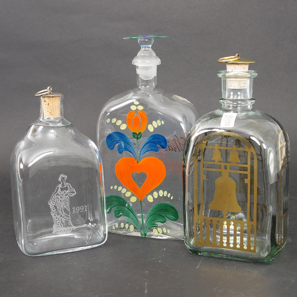 KARAFFER, 3 stycken, målad samt etsad dekor, bl. a. Holmegaard.