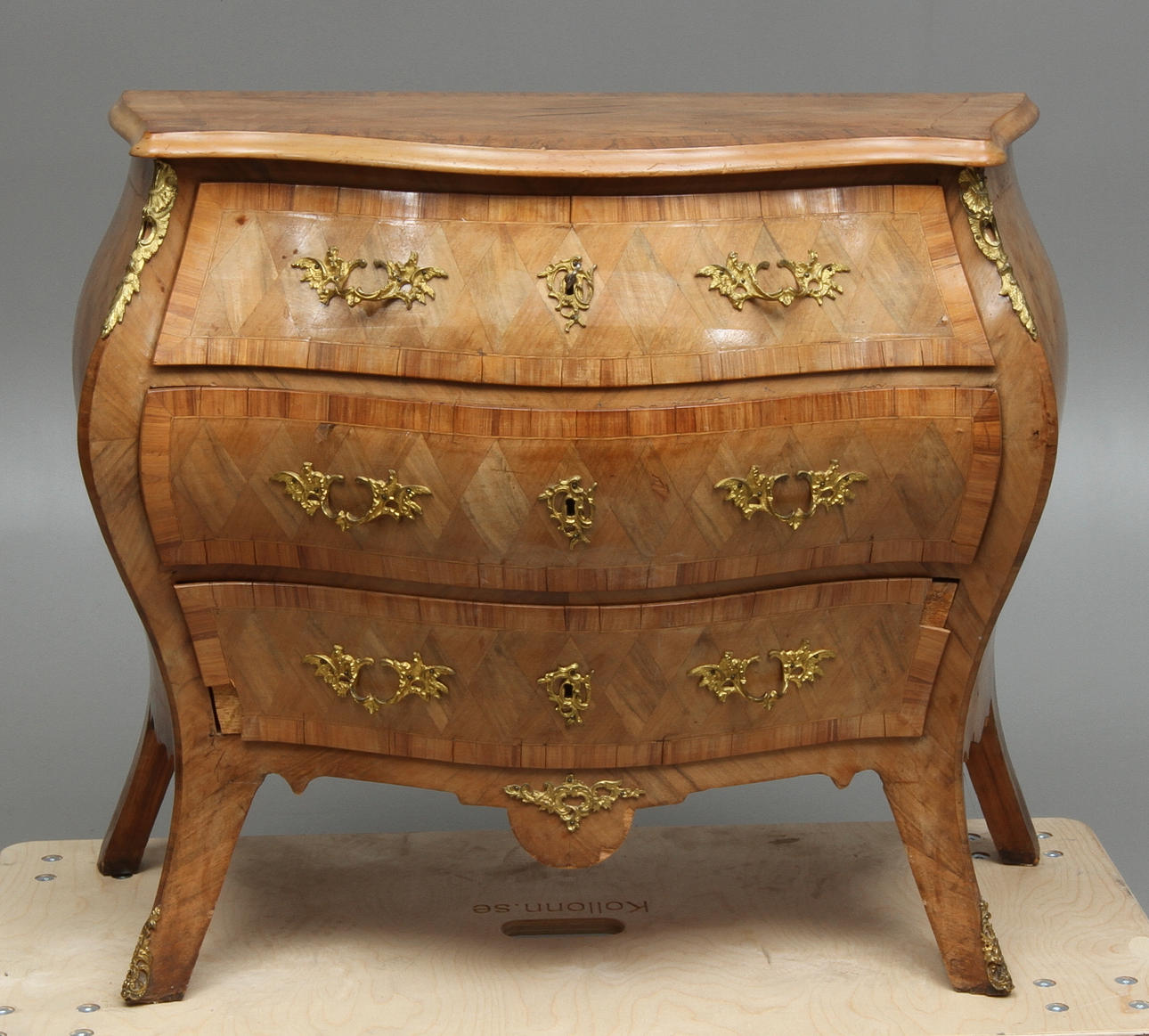 BYRÅ, rokostil, 1900-tal.