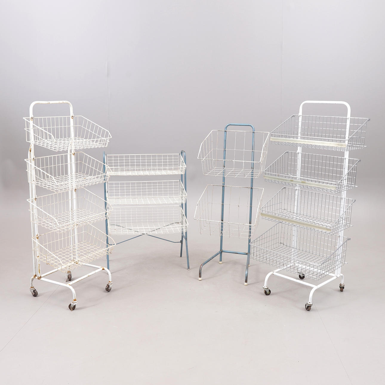 STÄLLNINGAR MED KORGAR. 4 st, 1900-tal.