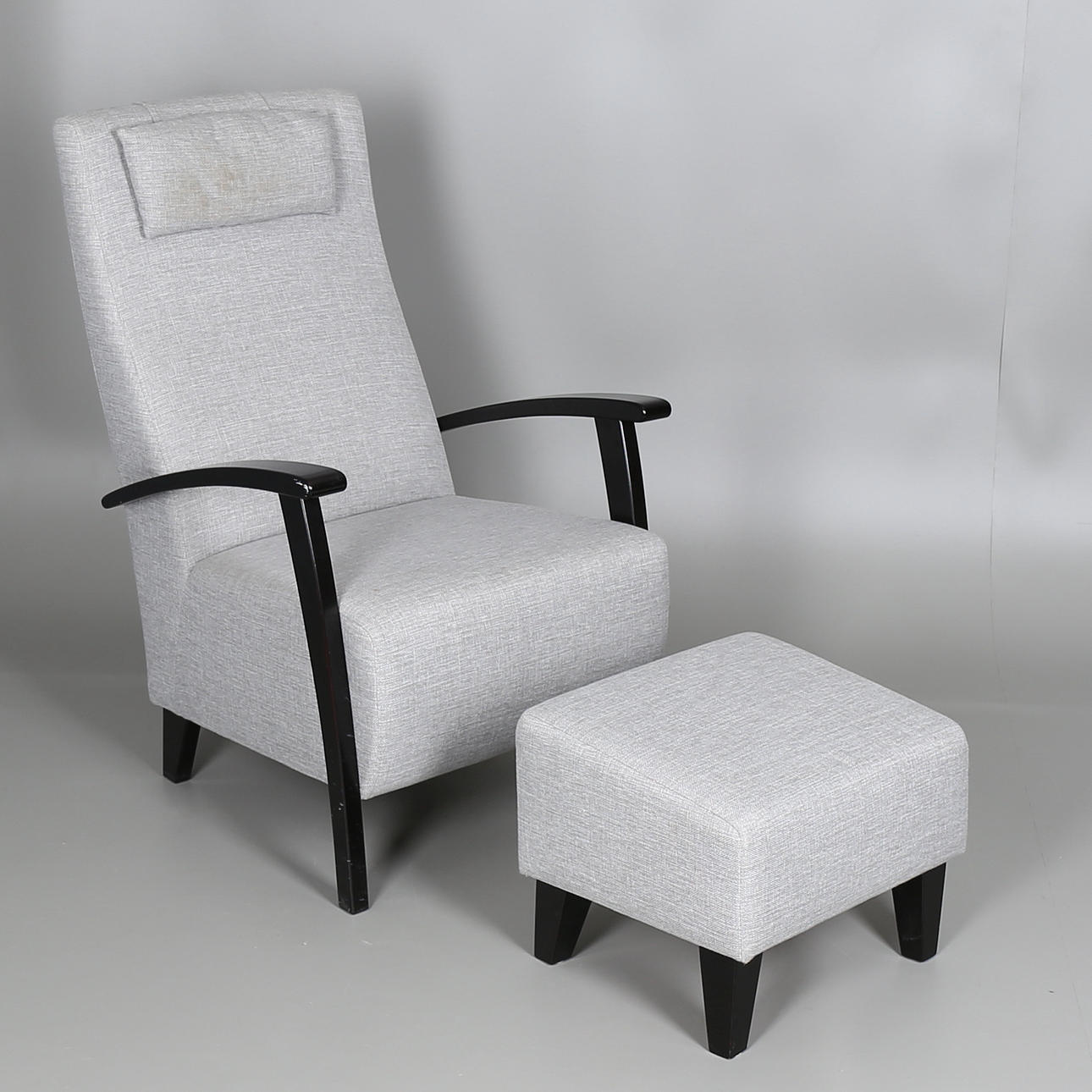 FÅTÖLJ med fotpall. Aston High footstool. 2012.