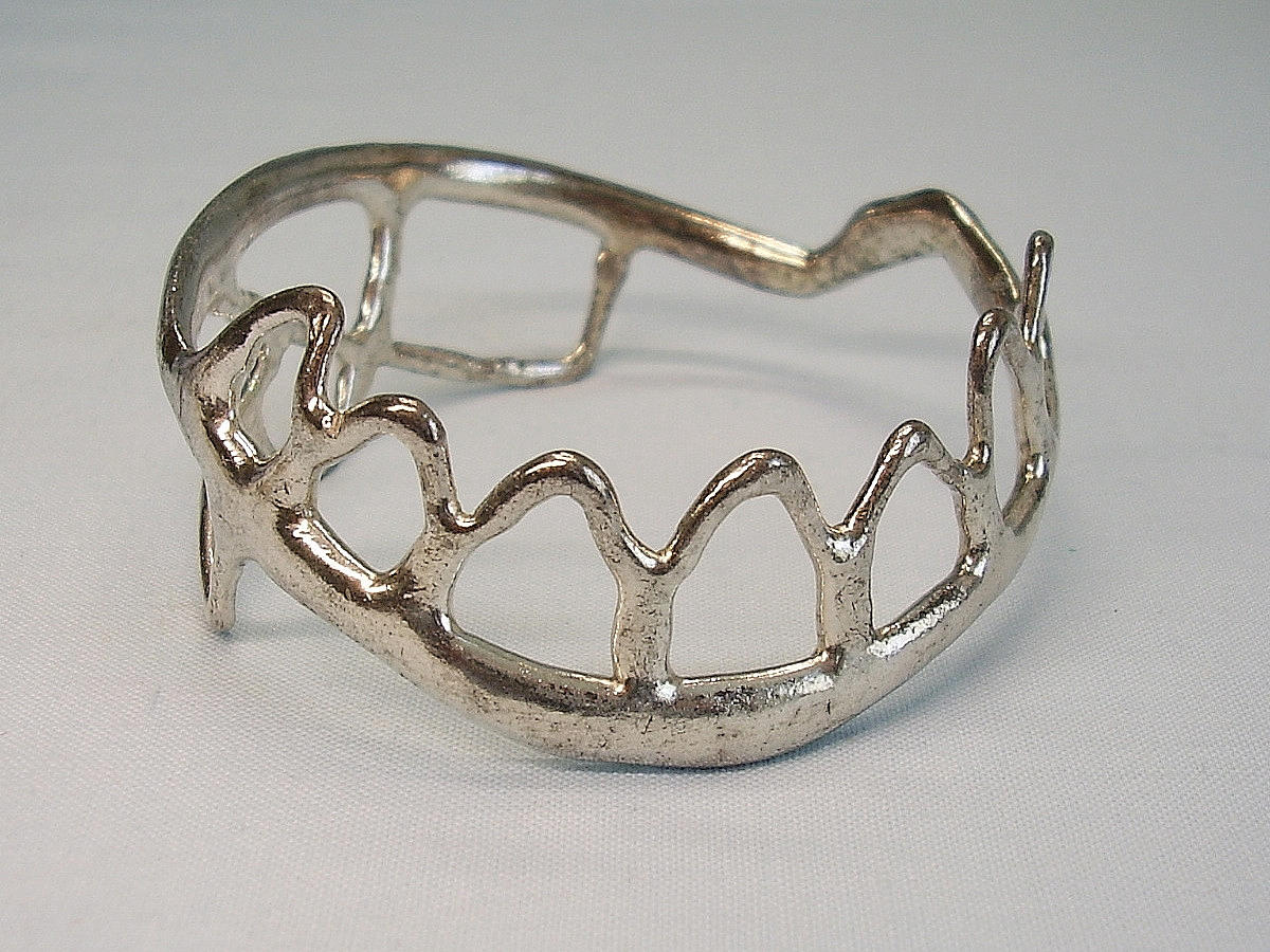 ARMREIF TECHAU DENMARK HANDARBEIT.