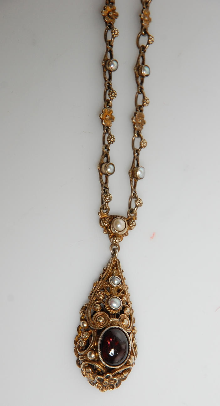 HALSBAND, förgyllt silver med pärlor, röd sten.