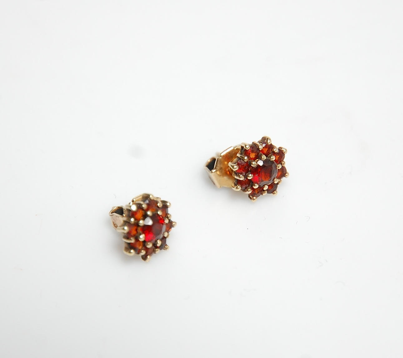 ÖRHÄNGE, förgyllt silver med granater.