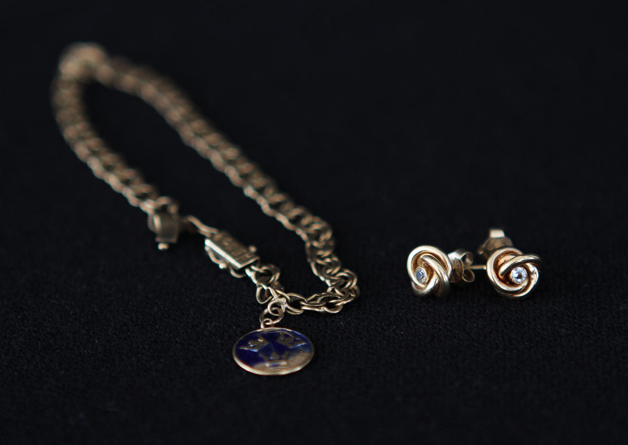 ARMLÄNK SAMT ÖRHÄNGEN, 18k guld.