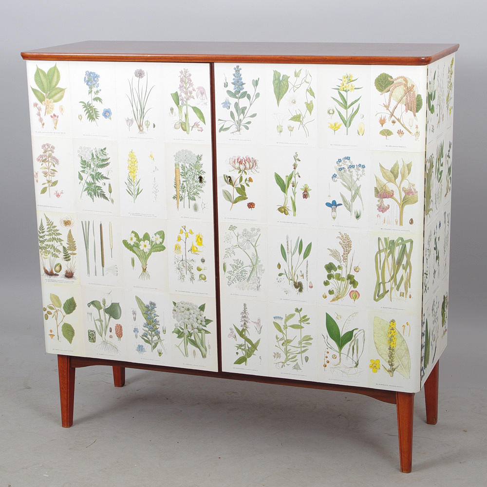 SKÅP, mahogny klätt med "Nordens Flora" C. A. M. Lidman.